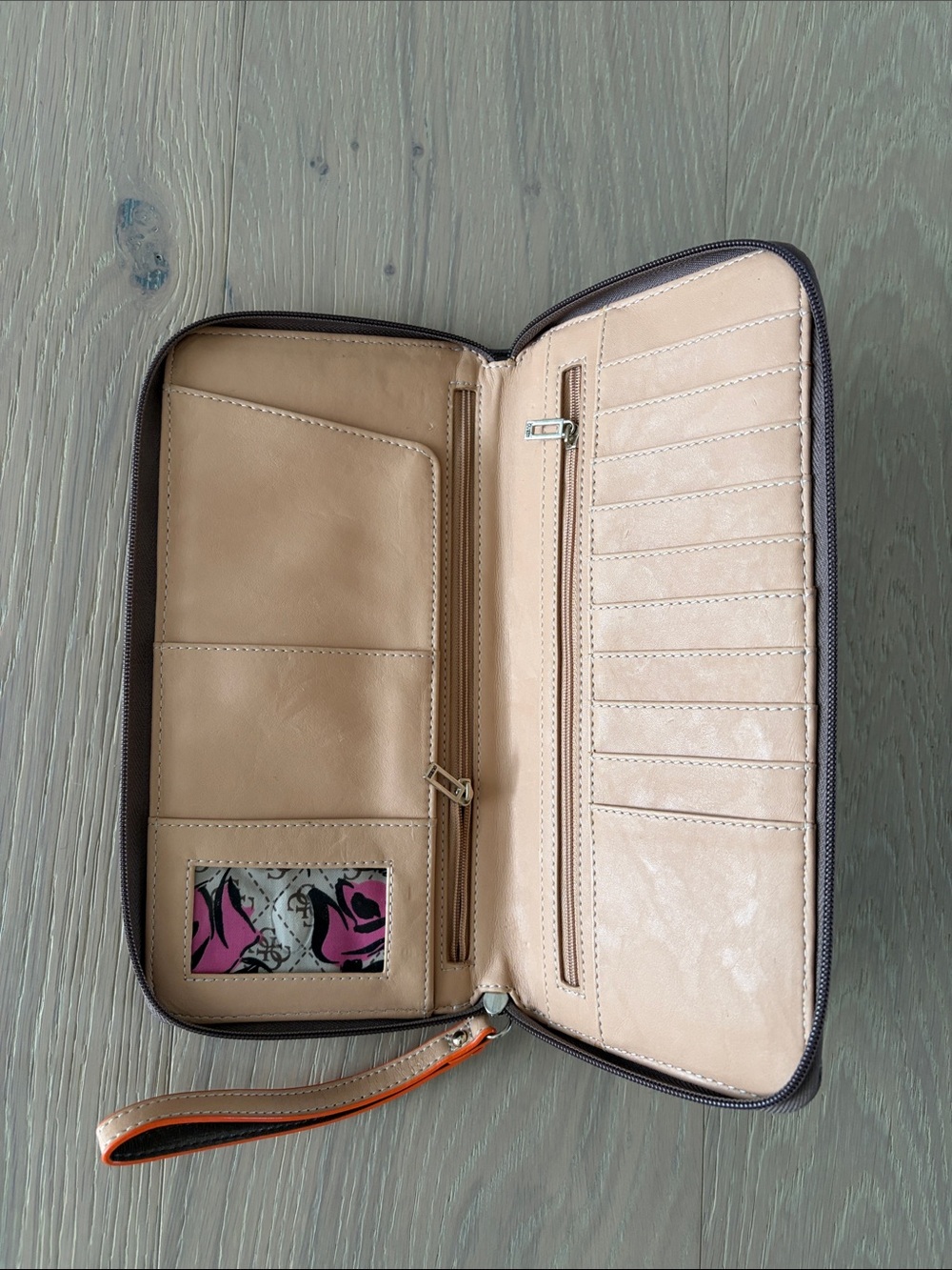 Guess Wallet - Picture 7 of 7